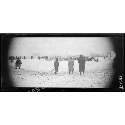 Les débris du Zeppelin tombé le 21 février 1916 à 9 h 15 du soir entre Révigny et Brébant-le-Roi. [légende d'origine]