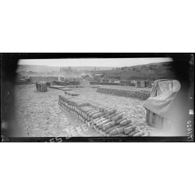 Dombasle (17-3-16). Les approvisionnements de munitions pour le front Malencourt-Montzéville. [légende d'origine]