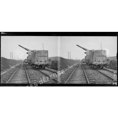 Train blindé "194" tirant sur les position allemandes du bois de Cheppy (vue prise de Récicourt). [légende d'origine]