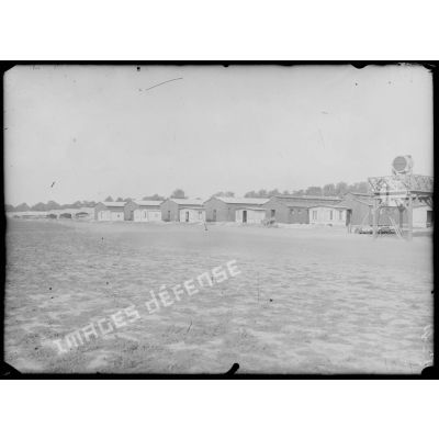 30 Juillet. Le Bourget. Perspective des hangars et baraquement des hommes (côté est). [légende d'origine]
