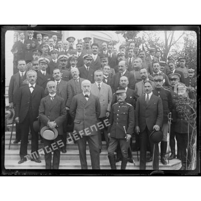 Salonique. Le Président Vénizélos ayant à droite l'amiral Condouriotis et à sa gauche le général Danglis. [légende d'origine]