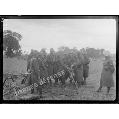 (Petorak). Zouaves au repos. Exercice de mitrailleuses. 20 octobre 1916. [légende d'origine]