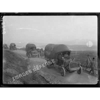(Près Vostaran. Route de Monastir). Convoi d'autos. 5 novembre 1916. [légende d'origine]