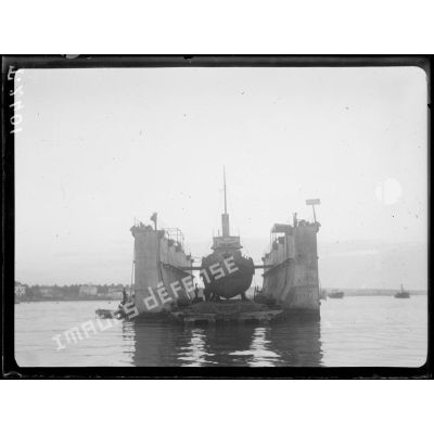 Salonique. Dock flottant. [légende d'origine]