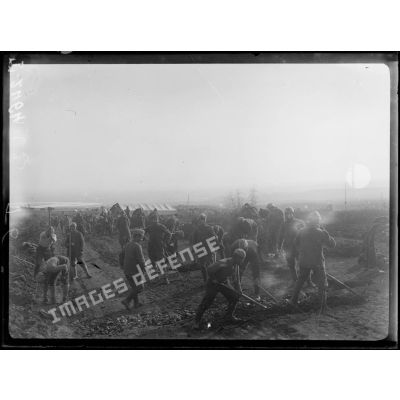 Route de Kara Sinanci (ouest du Vardar). Soldats grecs au travail (établissement du camp). [légende d'origine]