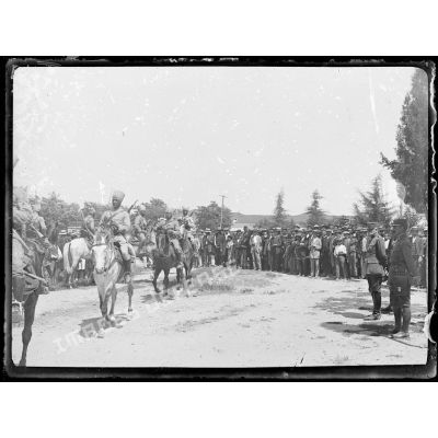 Trikkala. Défilé du régiment de spahis marocains devant le général Sarrail. [légende d'origine]
