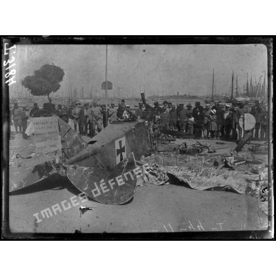 Salonique. Près de la tour blanche. Avion allemand abattu le 11 juillet par le sergent Meignen (aviation serbe). Juillet 1917. [légende d'origine]