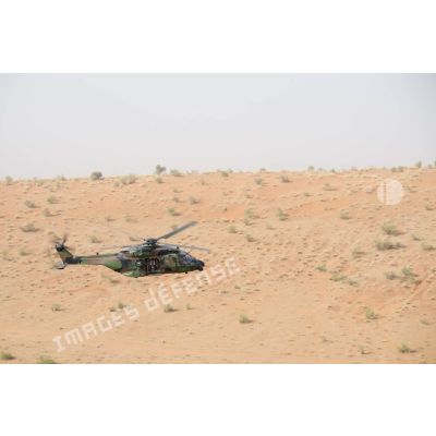 Vue aérienne d'un hélicoptère Caïman NH-90 emmenant le Premier ministre Edouard Philippe et la ministre des Armées Florence Parly lors d'un tour d'inspection des alentours de la PFOD (plateforme opérationnelle désert) de Gao.