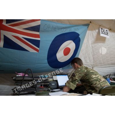 Soldat britannique dans une tente de liaison de la Royal air force sur la PFOD (plateforme opérationnelle désert) de Gao.
