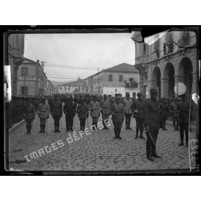 Salonique. Prise d'armes devant le grand quartier général des armées alliées ; remise de décorations par le général Sarrail. [légende d'origine]