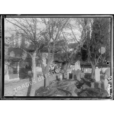 Salonique. Un coin du cimetière turc du Vardar. [légende d'origine]