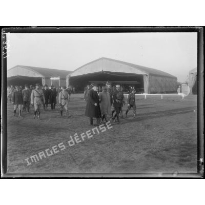 Salonique. Au camp d'aviation.M. Venizelos et le général Guillaumat passent devant les hangars. [légende d'origine]