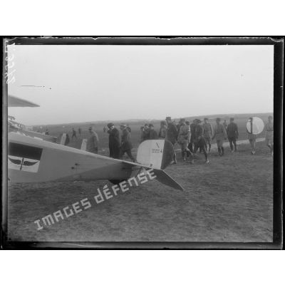 Salonique. Au camp d'aviation.M. Venizelos et le général Guillaumat passent au milieu des appareils. [légende d'origine]