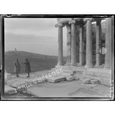 Athènes. Le général Guillaumat devant le temple de la Victoire aptère. [légende d'origine]