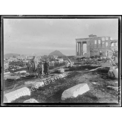 Athènes. Le général Guillaumat à l'Acropole, à droite l'Erechthéion. [légende d'origine]