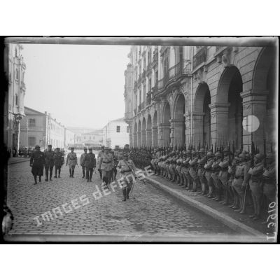 Salonique. Prise d'armes devant le GQG. Le général Guillaumat passe les troupes en revue. [légende d'origine]
