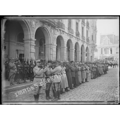 Salonique. Prise d'armes devant le GQG. Le général Guillaumat remet des Croix de la Légion d'honneur à des officiers. [légende d'origine]
