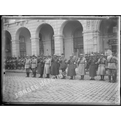 Salonique. Prise d'armes devant le GQG. Les officiers qui viennent d'être décorés par le général Guillaumat. [légende d'origine]