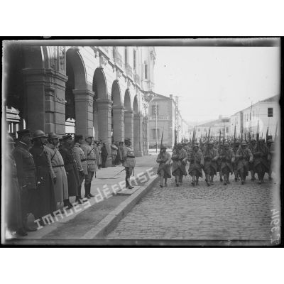 Salonique. Prise d'armes devant le GQG. Les troupes défilent devant le général Guillaumat et les nouveaux décorés. [légende d'origine]