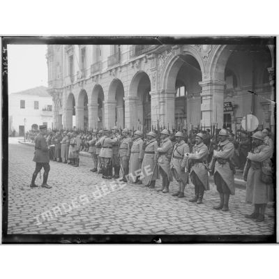 Salonique. Prise d'armes devant le GQG. Le général Guillaumat remet des décorations à des sous-officiers et à des soldats. [légende d'origine]