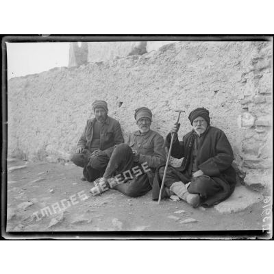 Salonique. Vieux turcs près des remparts. [légende d'origine]