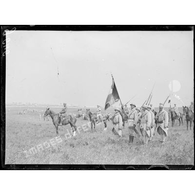 Ventelay, revue passée par le général Pellé, commandant le 5e corps d'armée, au 31e d'infanterie. Le général Pellé et le drapeau du 31e d'infanterie. [légende d'origine]
