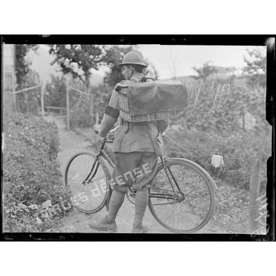 Saint-Dié, colombier militaire. Un cycliste emporte les pigeons dans un panier. [légende d'origine]