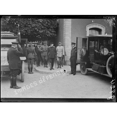 Gondrecourt, armée américaine. L'arrivée du Président à la gare, M. Painlevé et du général Pétain. [légende d'origine]