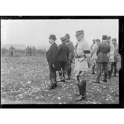 Delouze, revue des troupes américaines. M. Poincaré, M. Painlevé et le général Pershing assistent au défilé des troupes américaines. [légende d'origine]