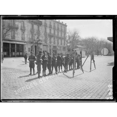 Aix-les-Bains, brancardiers américains attendant l'arrivée de blessés français. [légende d'origine]