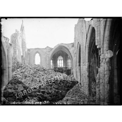 Ruines de l'église d'Attigny. [légende d'origine]