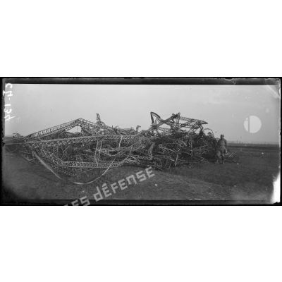 Chennevières. Près Lunéville. Zeppelin abattu le 20 octobre 1917. Les débris. [légende d'origine]