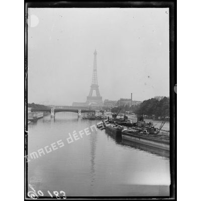 La Seine, vue du pont de Grenelle. [légende d'origine]