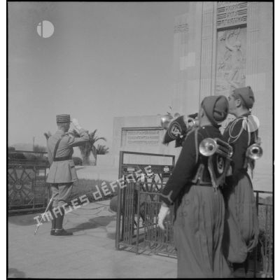 Cérémonie au monument aux morts de la Grande Guerre à Oran.