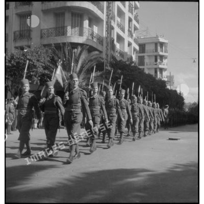 Défilé de troupes à pied à Oran.