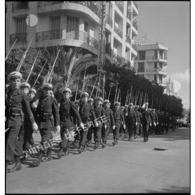 Défilé de troupes à pied à Oran.