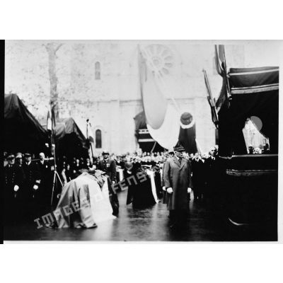 Le maréchal Philippe Pétain assiste au défilé après la cérémonie d'obsèques.