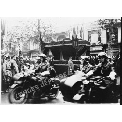 Défilé de troupes motocyclistes devant les dépouilles des victimes.