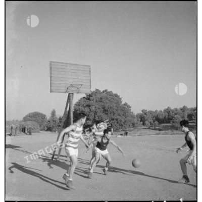 Des tirailleurs indochinois disputent un match de basket-ball au camp de Darboussière.