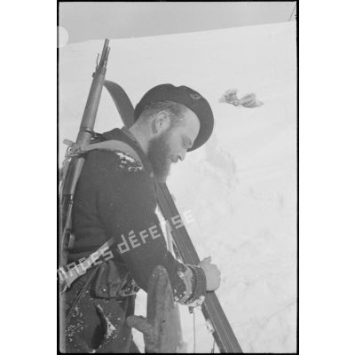 Portrait de profil d'un sergent, éclaireur-skieur du 30e BCP.