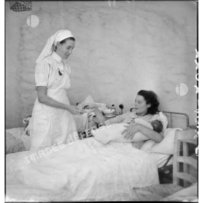 Une infirmière prodigue des soins à une mère et son nouveau-né.