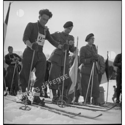 Concurrent de l'épreuve de slalom du concours de ski du 1er groupe de divisions militaires.