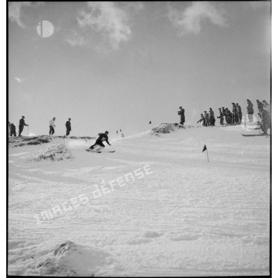Concurrents de l'épreuve de slalom du concours de ski du 1er groupe de divisions militaires.