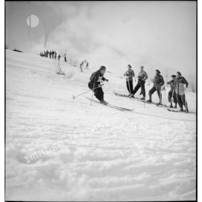 Concurrents de l'épreuve de slalom du concours de ski du 1er groupe de divisions militaires.