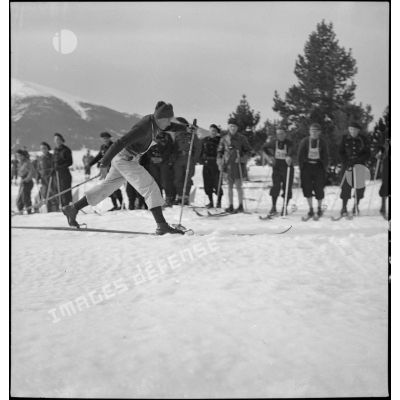 Concurrent de l'épreuve de fond du concours de ski du 1er groupe de divisions militaires.
