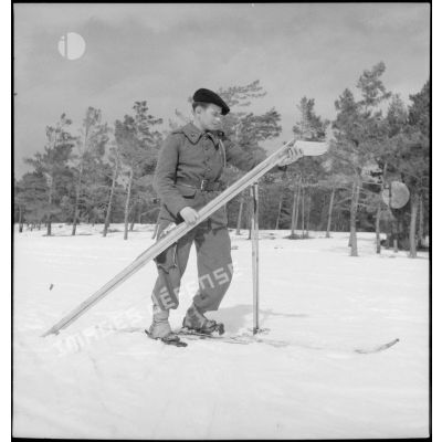 Réparation d'un ski lors du concours interdivisionnaire de ski du 1er groupe de divisions militaires.