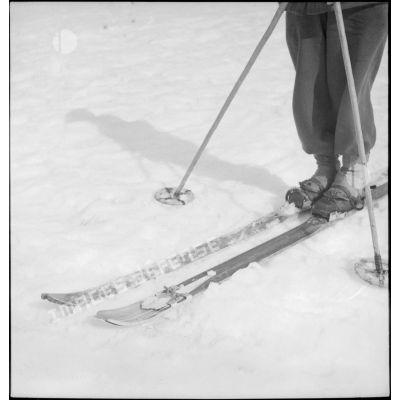 Réparation d'un ski lors du concours interdivisionnaire de ski du 1er groupe de divisions militaires.