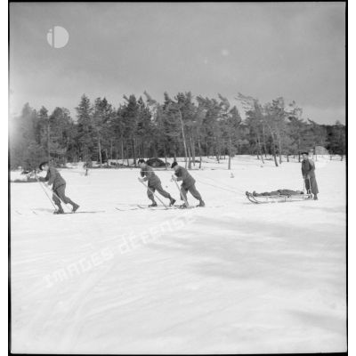 Epreuve de brancardage lors du concours interdivisionnaire de ski du 1er groupe de divisions militaires.