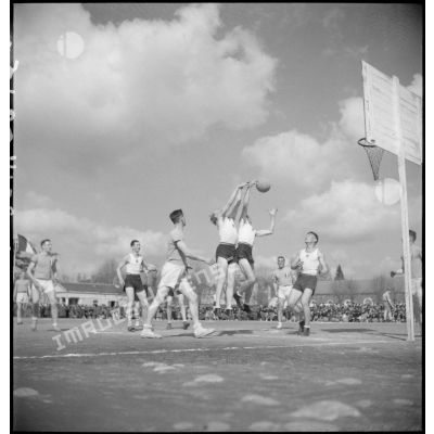 Match de basket-ball lors de la fête régimentaire du 2e RH.