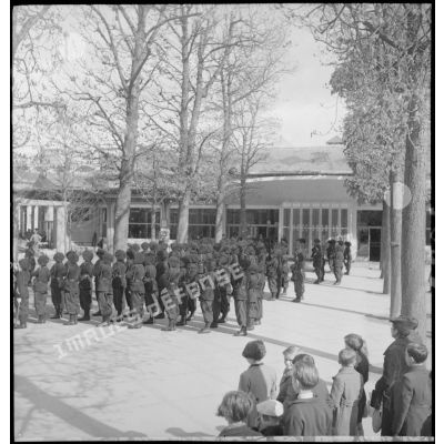 Prise d'armes devant l'exposition consacrée à l'armée d'armistice.